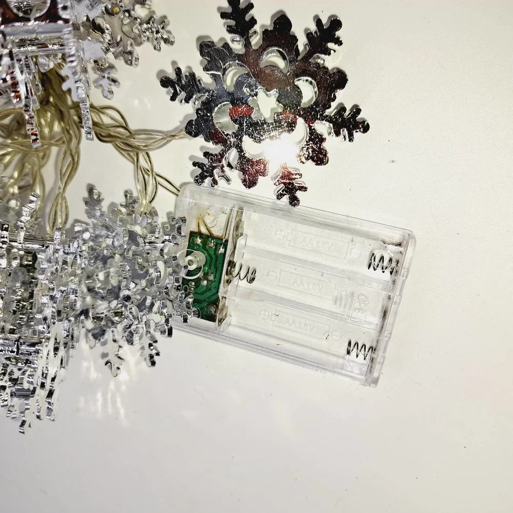 In/Outdoor Shiny silver snowflake string lights battery operated